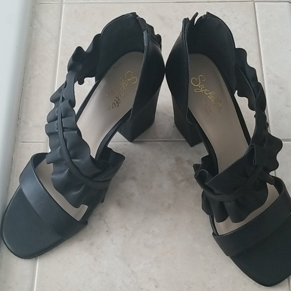 Seychelles ruffled leather sandals Size 7